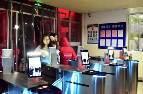 河南许昌人脸识别门禁厂家、人行通道摆闸翼闸三辊闸系统(图1)