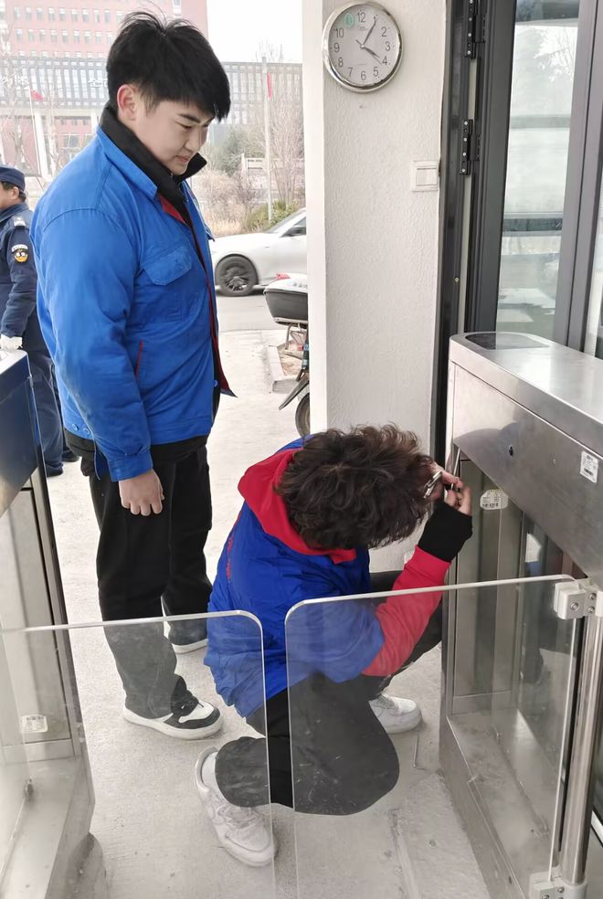 济南市技师学院师生抢修西校门门禁保障校园有序通行(图1)