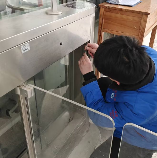济南市技师学院师生抢修西校门门禁保障校园有序通行(图2)